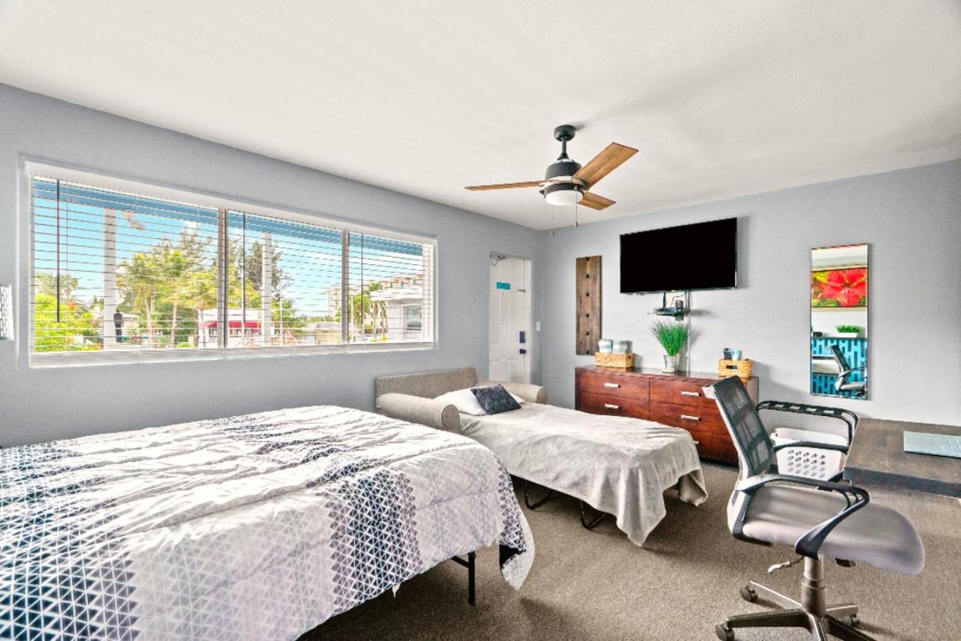 Boutique Beach Retreat St. Pete Beach Exterior photo